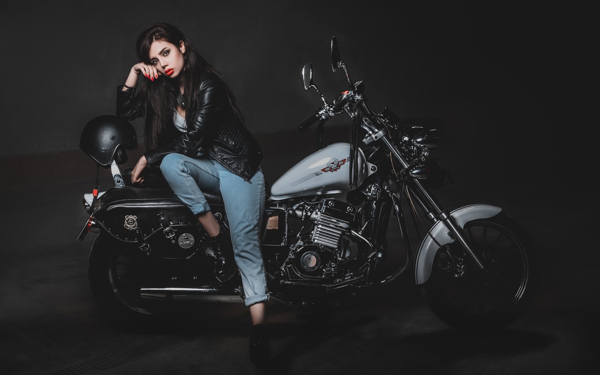 Biker girls: style and drive in Latakia