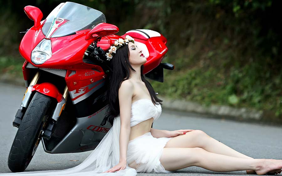 Beautiful girls and motorcycles in Latakia