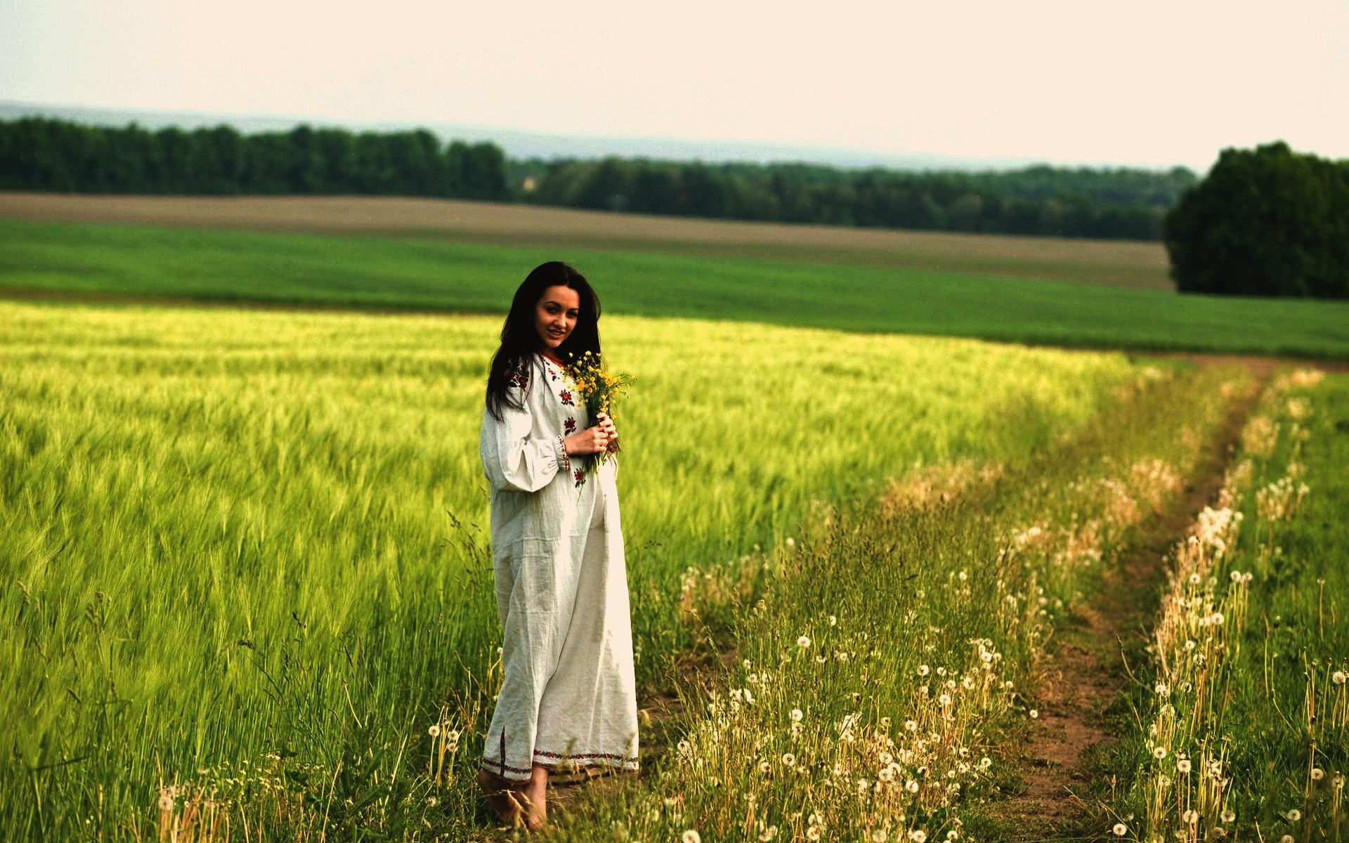 Women in Slavic costumes in Latakia
