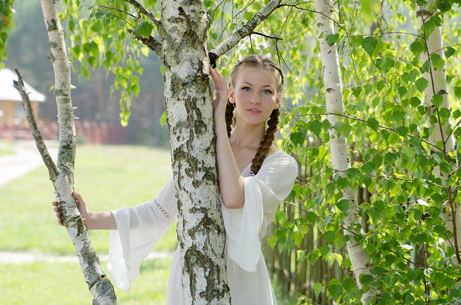 Women in Slavic costumes in Latakia