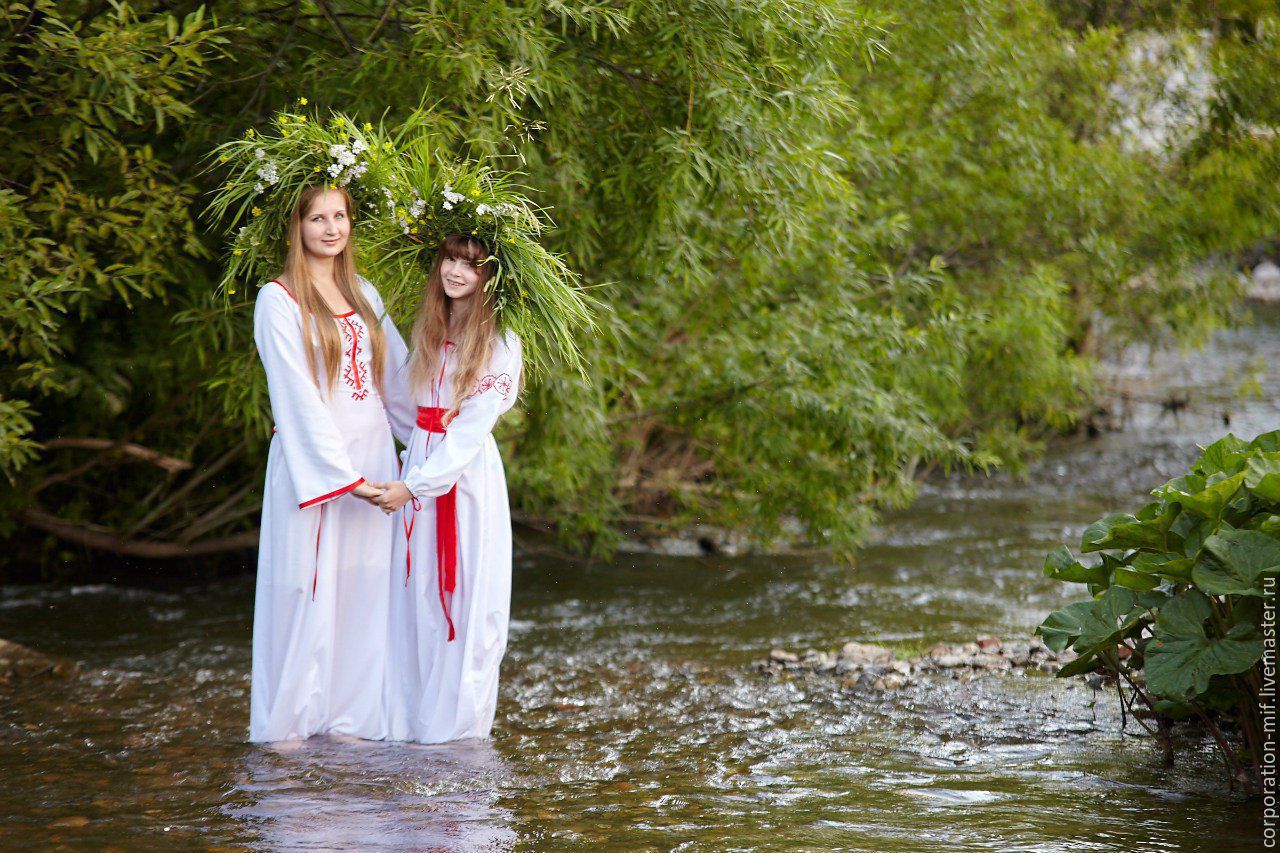 Women in Slavic costumes in Latakia