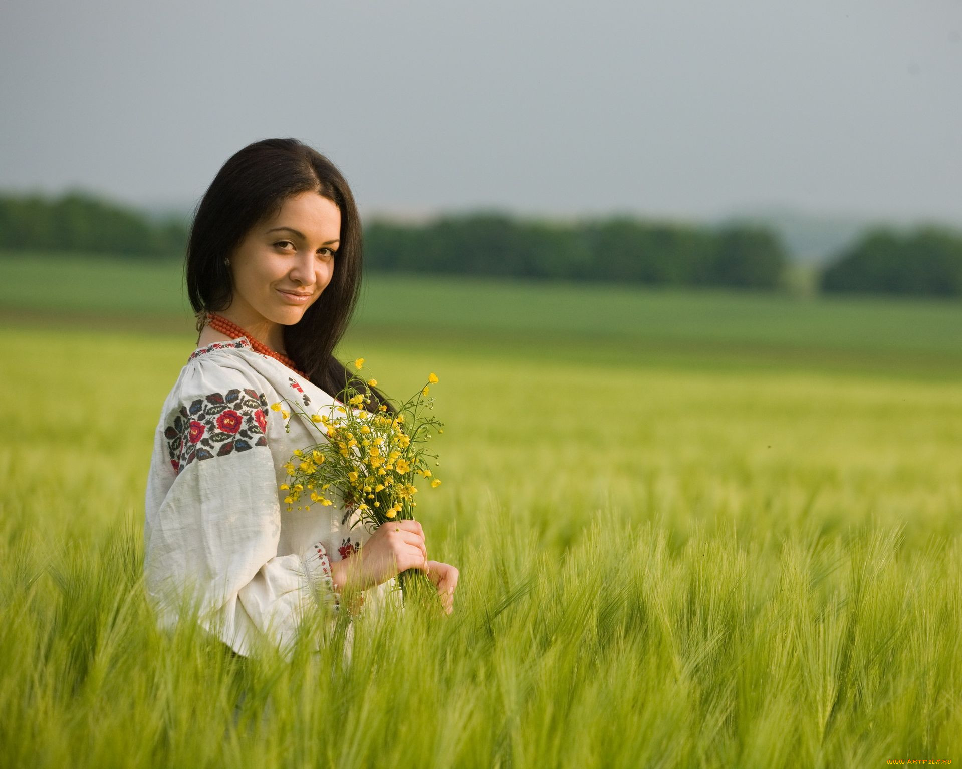Women in Slavic costumes in Latakia