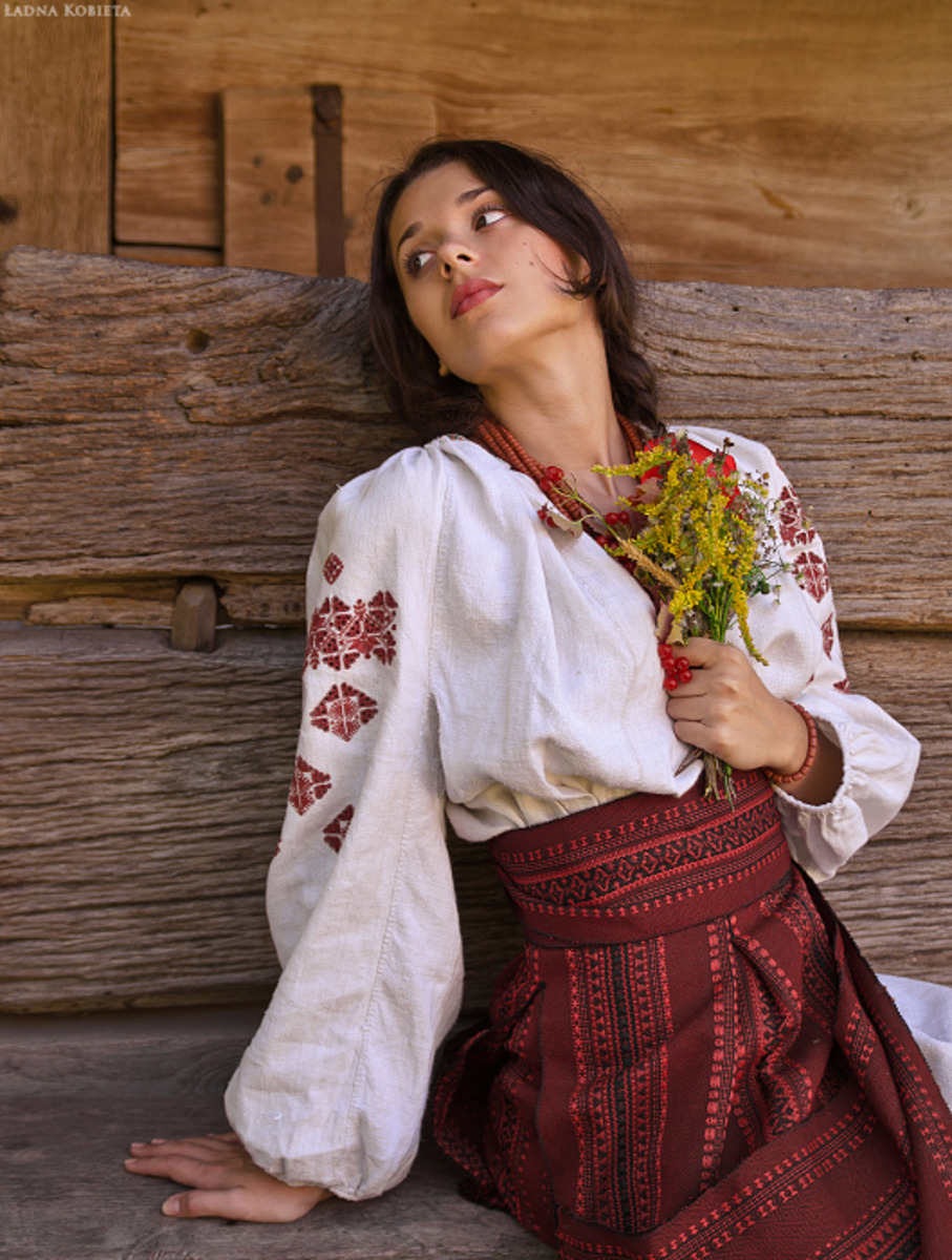 Girls in Slavic costumes in Latakia