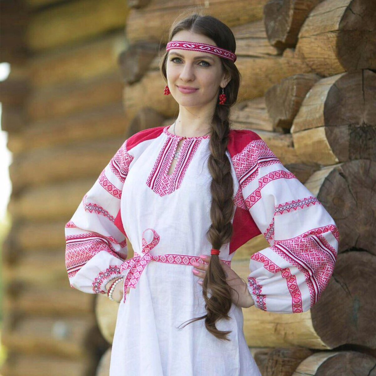 Girls in Slavic costumes in Latakia
