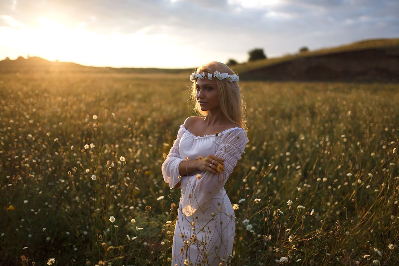 Girls in Slavic costumes in Latakia