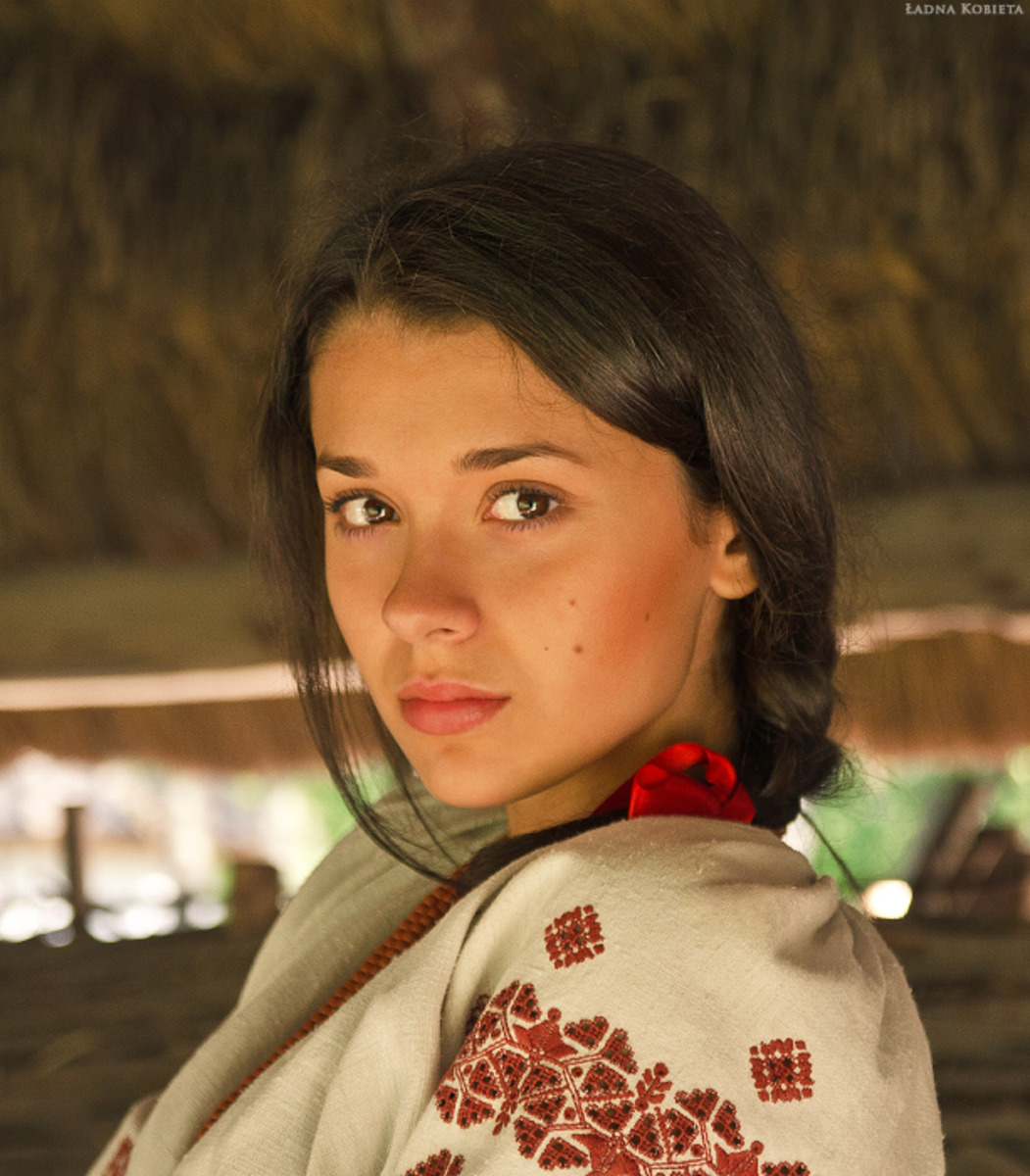 Girls in Slavic costumes in Latakia