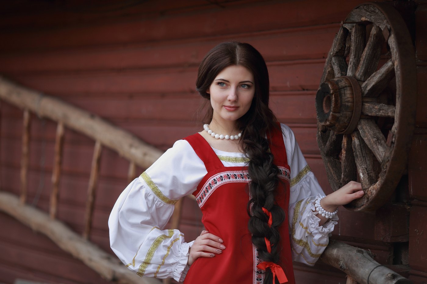 Girls in Slavic costumes in Latakia