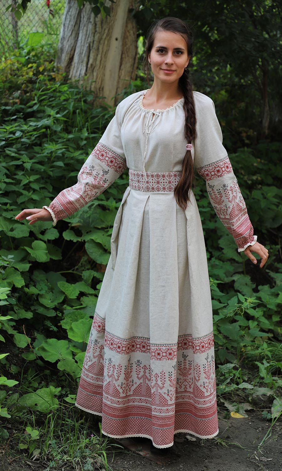 Girls in Slavic costumes in Latakia